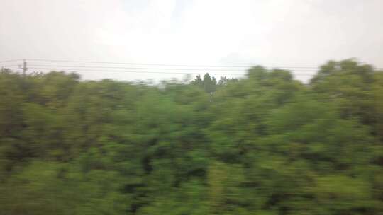 高铁火车行驶窗外风景飞快驶入实拍