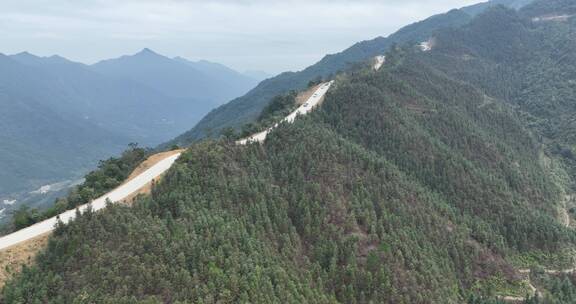 信宜茶山榕大公路汽车行驶在挂壁公路航拍