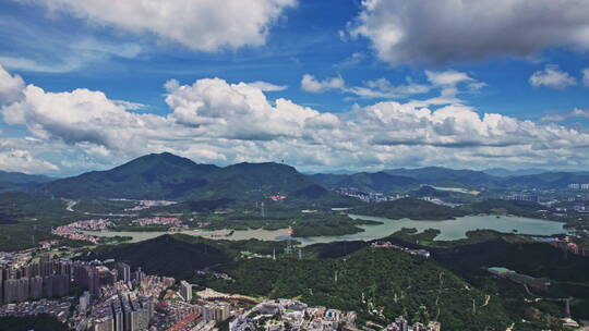 4k航拍深圳龙岗看梧桐山水库蓝天白云风景