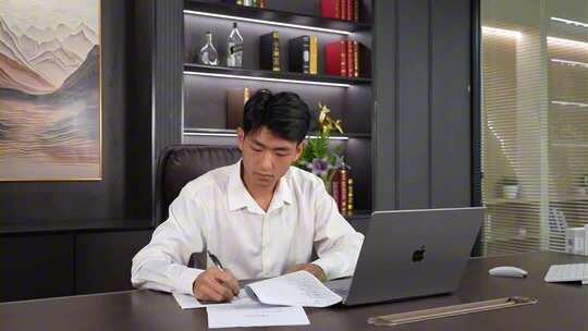 商务男士办公室打电话办公