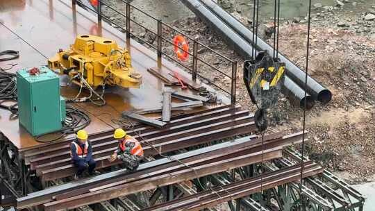 建设中的福州桥梁工人在雨中休息
