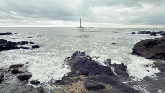 大海边的岩石海浪