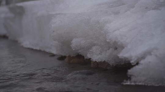 冬季河流冰雪融化景象