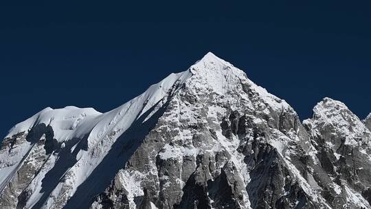 川西蓝天下的雅拉雪山特写