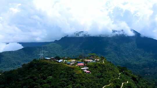 山巅村落云雾环绕全景