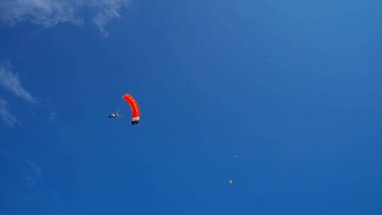 极限跳伞运动蓝天下翱翔的降落伞