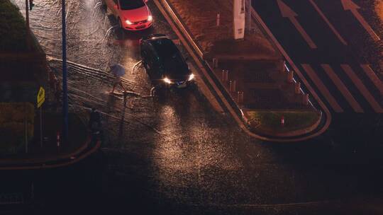 城市夜晚下雨路面积水汽车雨中行驶4k视频