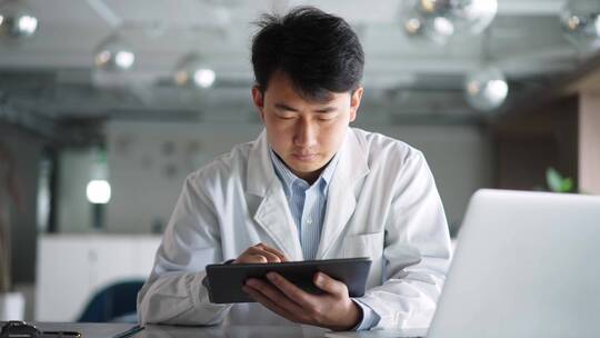 年轻医学科研人员办公室使用平板笔记本电脑视频素材模板下载