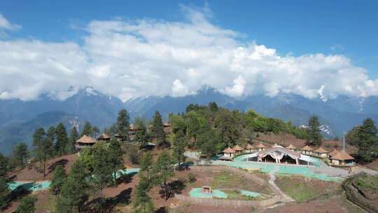阿鲁腊卡山间度假村与雪山风景