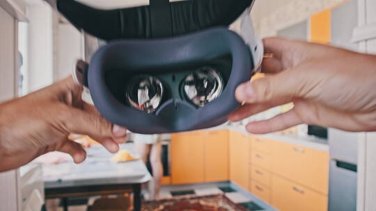 男人戴上VR头盔视频素材模板下载