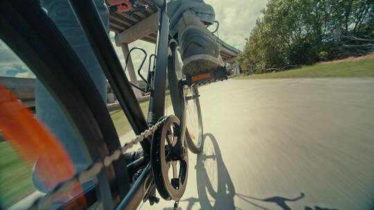 骑手蹬自行车的特写镜头