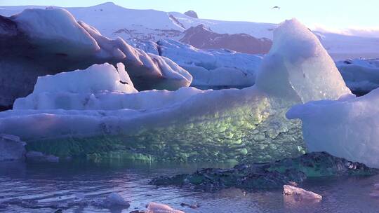 冰漂浮在北极乔库尔萨隆冰川泻湖上视频素材模板下载