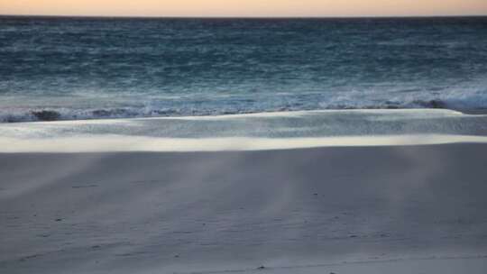 海浪袭击有风的海滨