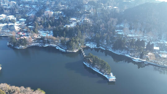 航拍冬天江西旅游庐山如琴湖雪景