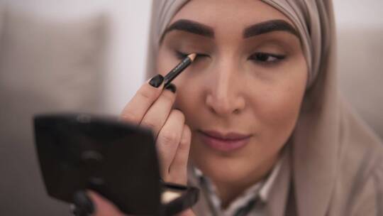 化妆的穆斯林女人
