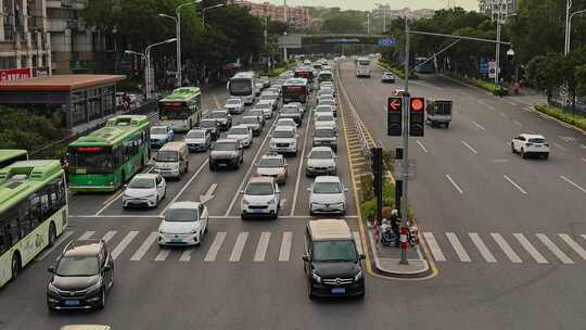 城市道路交通晚高峰车流