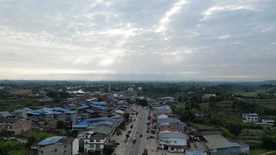 四川盆地的乡镇土地与天空