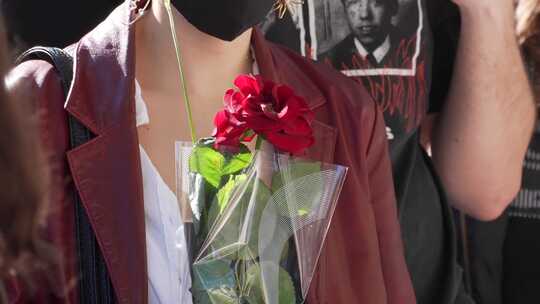大街上收到红色玫瑰花的女子