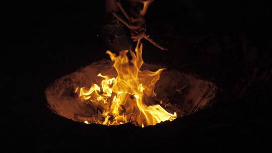 燃烧的篝火添加木材