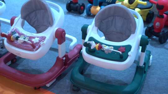 两款婴儿学步车展示