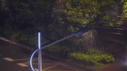 大雨中的路灯 雨夜路灯 城市路灯