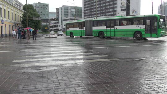 雨天马路上的交通状况