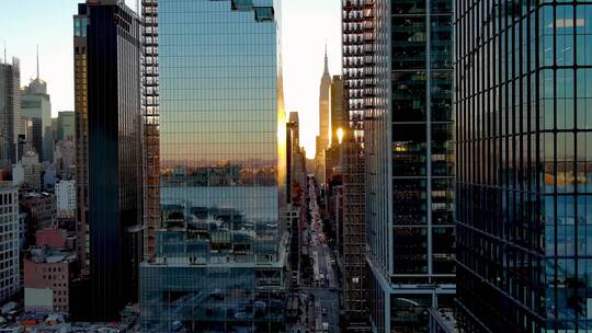 城市航拍阳光照射过摩天大楼间高端商务地产