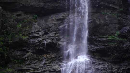 森林高山流水瀑布山水自然风景山峰岩石流水