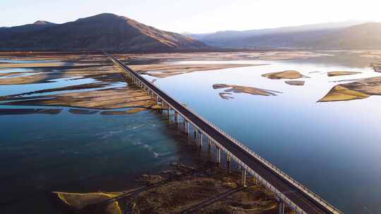 雅鲁藏布江上的扎囊特大桥