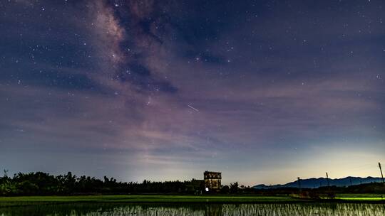 星空下的碉楼和稻田