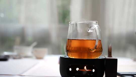 热气腾腾的玻璃茶壶