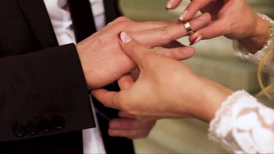 新娘和新郎戴结婚戒指