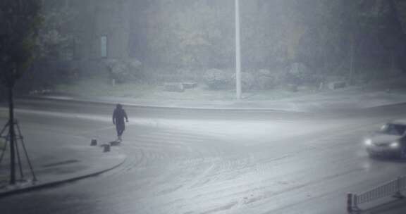 自然下雪雪花路口车流行人2111202028