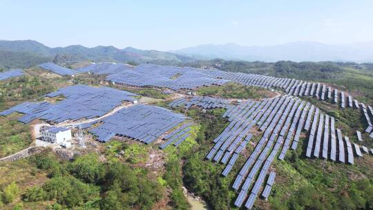 航拍山上光伏太阳能电池板