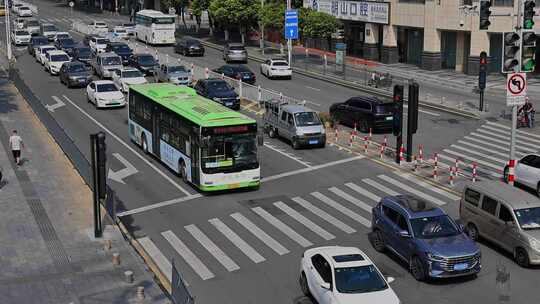 城市道路交通早高峰车流