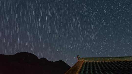 星空星轨中式建筑屋顶正吻瓦片夜晚延时摄影