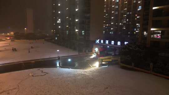 雪夜航拍玩雪的人