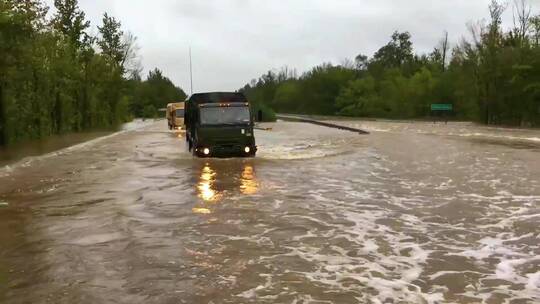 在被洪水淹没的道路上行驶的车辆