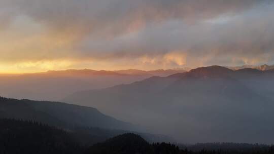 航拍群山日出云海