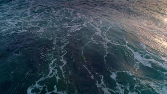 海面上的波浪航拍