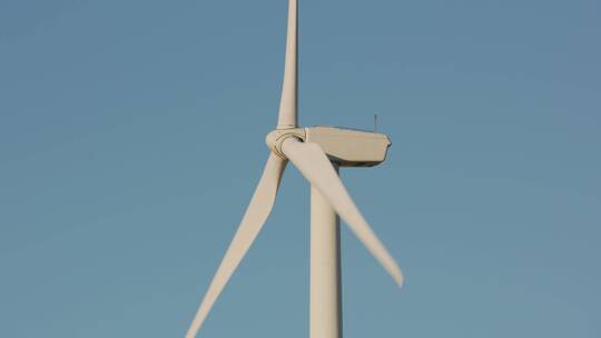 在风电场风力涡轮机在现场发电视频素材模板下载