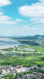 高空俯瞰乡村湖泊风景