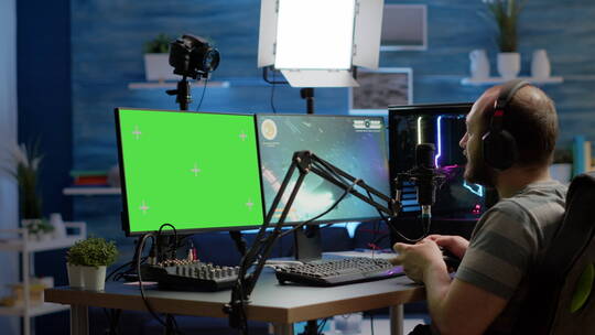 玩家在电脑前玩在线游戏