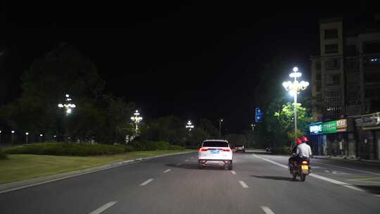 夜间开车行驶在城市道路夜晚深夜开车驾驶
