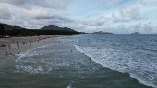 延时摄影航拍多云天气下的热闹海滩全景