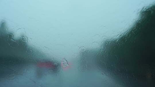 高速公路上下雨天开车车窗外雨刷雨刮器摆动
