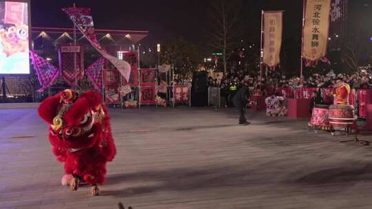 夜间苏州城市街头舞狮狮王争霸表演升格