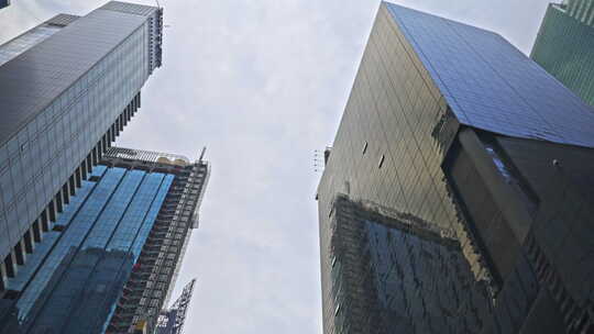 反映纽约的现代摩天大楼