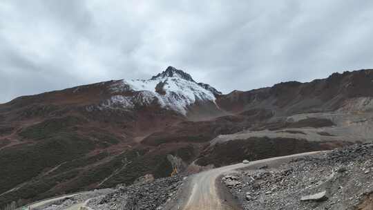 4K航拍汽车在西藏林芝G219雪山下行驶
