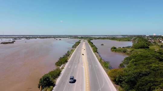 墨西哥尤卡坦海边高速公路的无人机视频